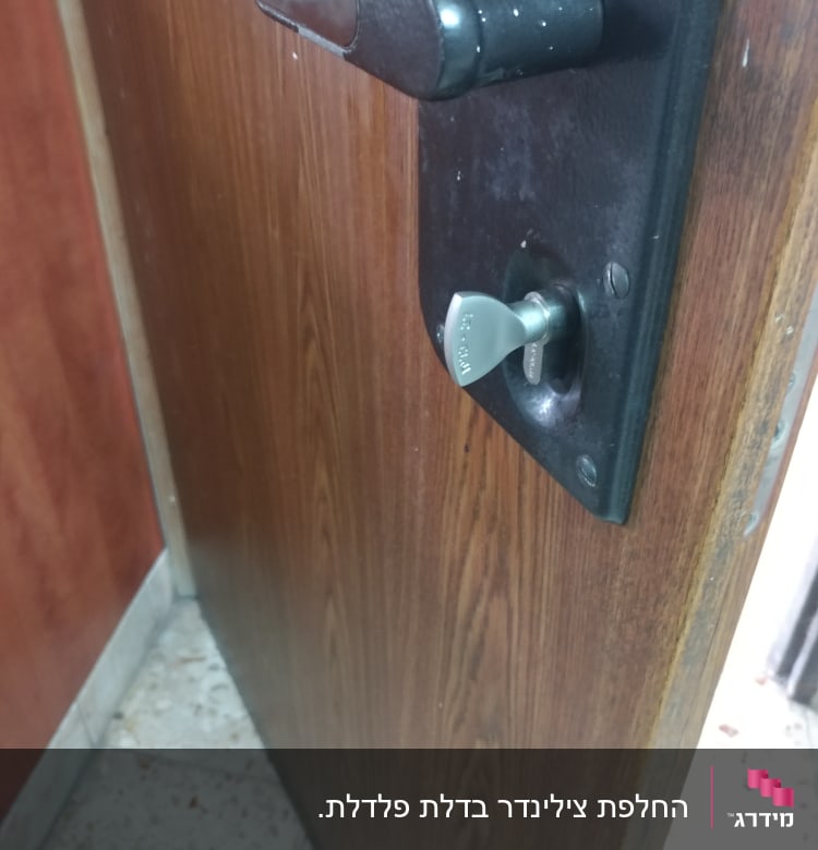 מנעול דלת עם ידית ומתכת